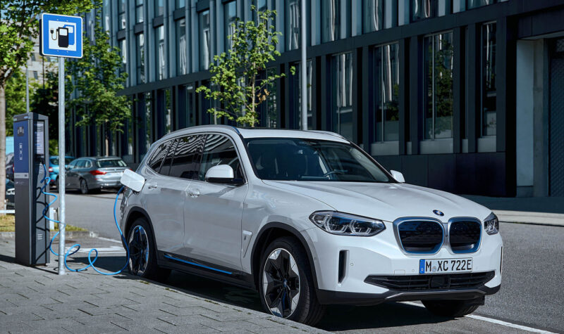 Tenneco levert ophangingstechnologie voor eerste volledig elektrische SUV van BMW