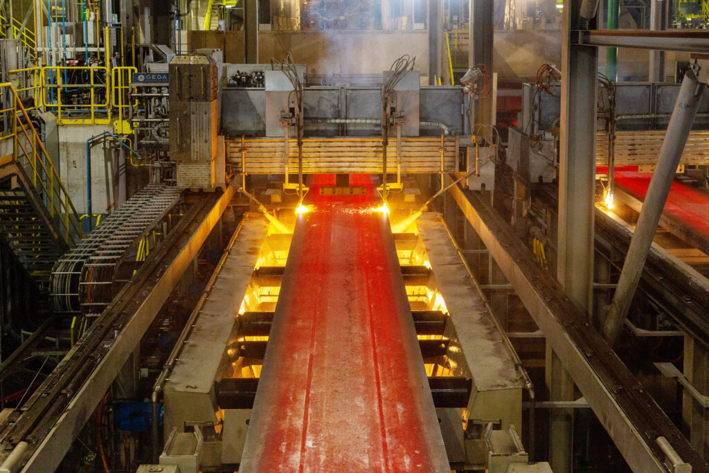 Staalfabriek in IJmuiden neemt continugietmachine in gebruik