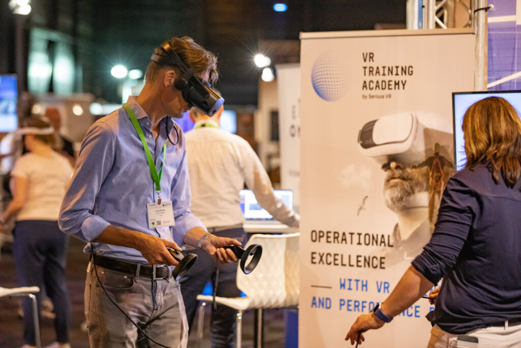 Een bezoeker van de Maakindustrie Expo neemt deel aan een Virtual Reality Experience van de VR Training Academy