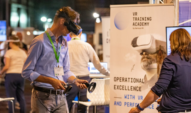 Een bezoeker van de Maakindustrie Expo neemt deel aan een Virtual Reality Experience van de VR Training Academy