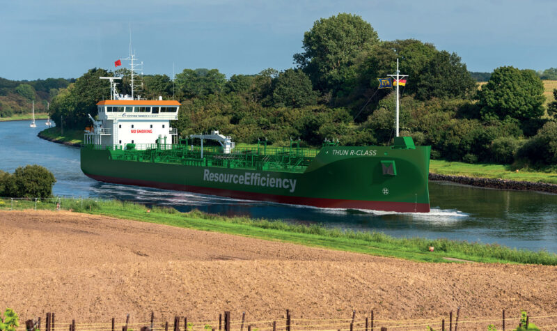 Een schip van Ferus Smit die voorbij vaart