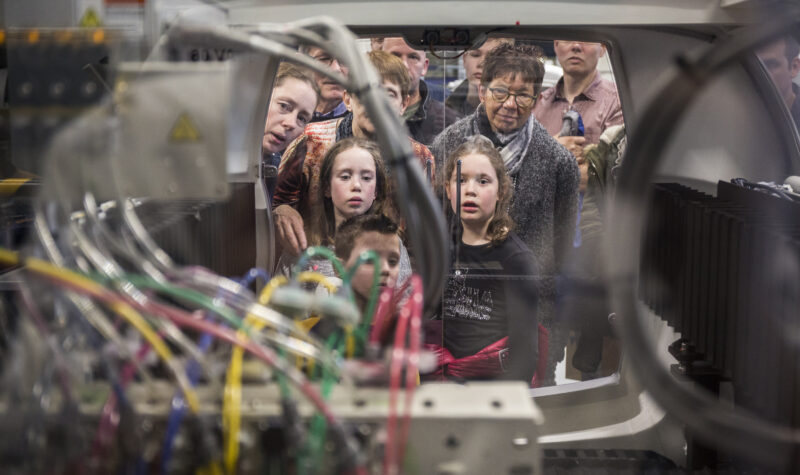 Publiek kijkt naar bedrading van een machine