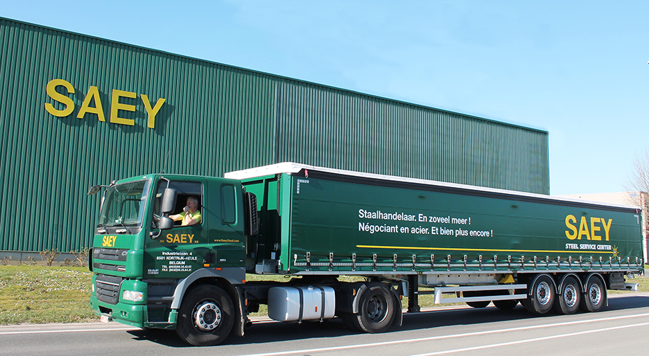 Vrachtwagen van Saey voor een pand van het bedrijf